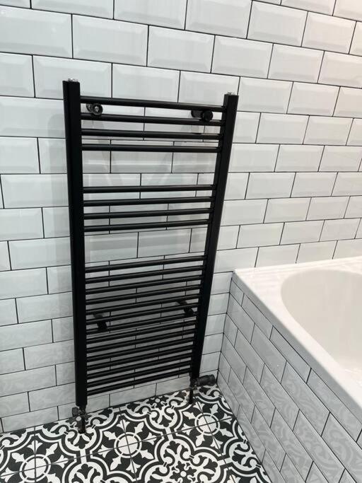 Cheerful 2 Bedroom Homely Apartment, Sleeps 6 Guest Comfy, 3X Double Bed, Parking, Free Wifi, Suitable For Business, Leisure Guest,Glasgow, Glasgow West End, Near City Centre Bagian luar foto