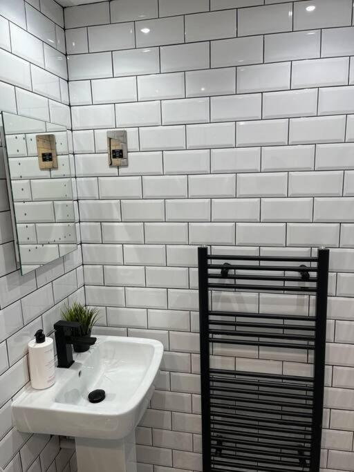 Cheerful 2 Bedroom Homely Apartment, Sleeps 6 Guest Comfy, 3X Double Bed, Parking, Free Wifi, Suitable For Business, Leisure Guest,Glasgow, Glasgow West End, Near City Centre Bagian luar foto