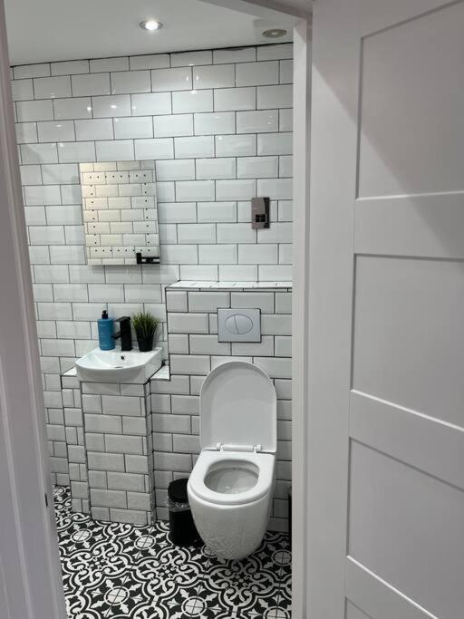 Cheerful 2 Bedroom Homely Apartment, Sleeps 6 Guest Comfy, 3X Double Bed, Parking, Free Wifi, Suitable For Business, Leisure Guest,Glasgow, Glasgow West End, Near City Centre Bagian luar foto