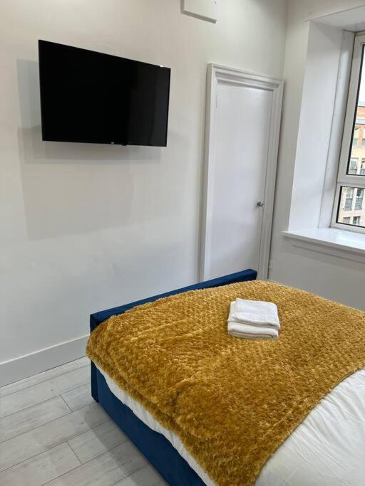 Cheerful 2 Bedroom Homely Apartment, Sleeps 6 Guest Comfy, 3X Double Bed, Parking, Free Wifi, Suitable For Business, Leisure Guest,Glasgow, Glasgow West End, Near City Centre Bagian luar foto