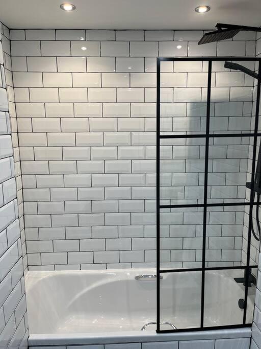 Cheerful 2 Bedroom Homely Apartment, Sleeps 6 Guest Comfy, 3X Double Bed, Parking, Free Wifi, Suitable For Business, Leisure Guest,Glasgow, Glasgow West End, Near City Centre Bagian luar foto