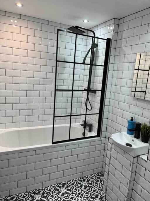 Cheerful 2 Bedroom Homely Apartment, Sleeps 6 Guest Comfy, 3X Double Bed, Parking, Free Wifi, Suitable For Business, Leisure Guest,Glasgow, Glasgow West End, Near City Centre Bagian luar foto
