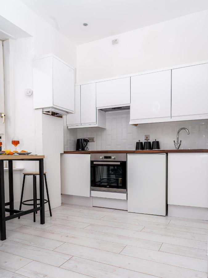 Cheerful 2 Bedroom Homely Apartment, Sleeps 6 Guest Comfy, 3X Double Bed, Parking, Free Wifi, Suitable For Business, Leisure Guest,Glasgow, Glasgow West End, Near City Centre Bagian luar foto