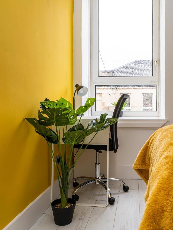 Cheerful 2 Bedroom Homely Apartment, Sleeps 6 Guest Comfy, 3X Double Bed, Parking, Free Wifi, Suitable For Business, Leisure Guest,Glasgow, Glasgow West End, Near City Centre Bagian luar foto
